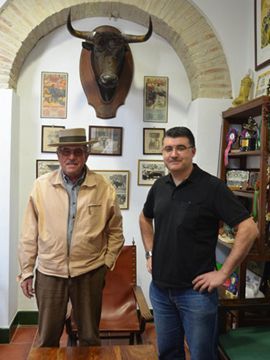 D. Eduardo Miura y Rafael Cobo en el despacho de la ganadería. (Foto: Manuel Molina)