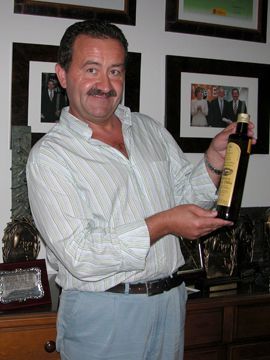 Manuel Montes con la botella de uno de los aceites que produce. (Foto. R. Cobo)