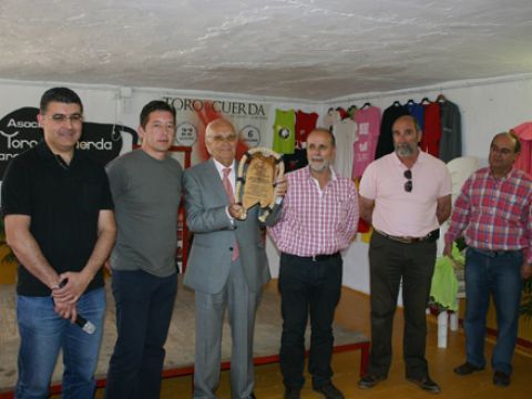 Eliseo Morán, en el centro, con el galardón que lo acredita como Embajador del Toro de Cuerda. (Foto: J.A.J.A.)