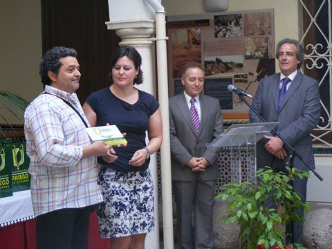 El responsable del restaurante El Parque Italiano recibe el premio especial de la D.O.P. Priego de Córdoba. (Foto: Cedida)