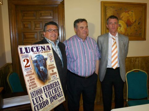 Juan Manuel Rodríguez Vélez, Antonio Somé y Juan Carlos Beato junto al cartel anunciador. (Foto: R. Cobo)