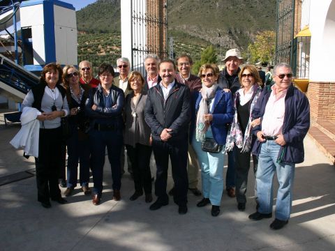Manuel Montes Marín con un grupo de visitantes en el exterior de la almazara. (Foto: Cedida)
