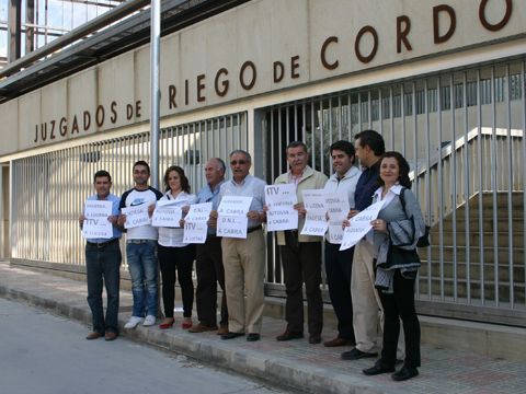 Miembros del grupo municipal e integrantes de la candidatura andalucista en el exterior del Juzgado priguense. (Foto: R. Cobo)