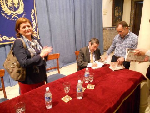 El autor firmando ejemplares de su novela al término de la presentación. (Foto: J. Moreno)