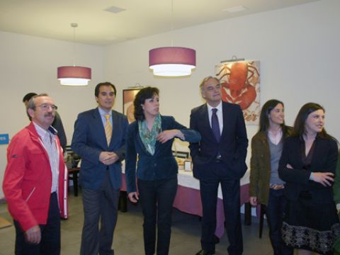 González Pons, junto a Ceballos, Nieto y varios integrantes de la candidatura del PP prieguense. (Foto: R. Cobo)