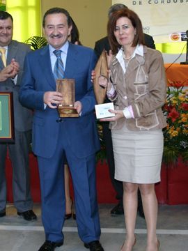 Manuel Montes recibe de Encarnación Ortiz la Medalla de Oro de esta edición. (Foto: R. Cobo)