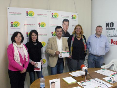 Manuel Rodríguez, en el centro, junto a varios integrantes de la candidatura de IULV-CA de Priego. (Foto: R. Cobo)