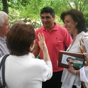Cortés y Ceballos saludan a varios asistentes al acto. (Foto: Antonio J. Sobrados)