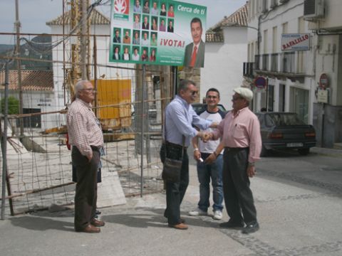 Pérez Cabello junto a integrantes de la candidatura del PA, ayer en las obras del Mercado de Abastos. (Foto: A.J.Sobrados)