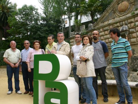 Integrantes de la candidatura andalucista, este mediodía junto a la Fuente de la Salud. (Foto: R. Cobo)