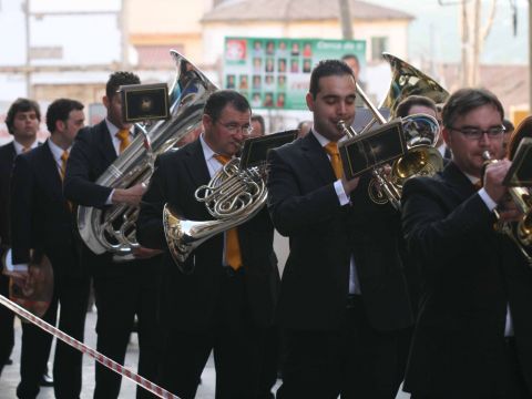 Algunos de los integrantes de la Banda de Música "Soledad Coronada" durante el desfile procesional. (Foto: Antonio J. Sobrados)