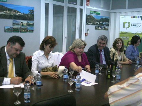 Imagen de la reunión mantenida esta tarde en la sede del Consejo Regulador. (Foto: Antonio J. Sobrados)