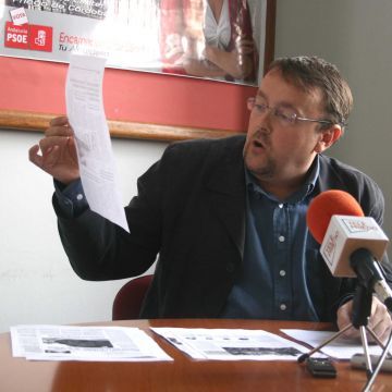 El portavoz socialista muestra un recorte de prensa durante su intervención. (Foto: A.J.S.)
