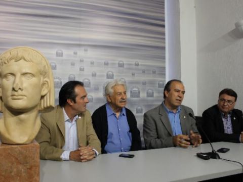 Entrega del busto en el Ayuntamiento de Mérida. (Foto: Cedida)