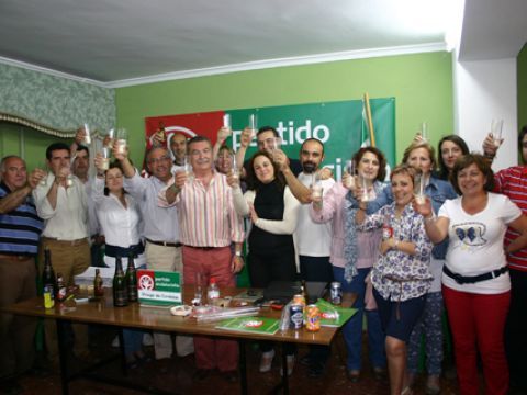 Integrantes de la candidatura del PA brindando por el resultado obtenido. (Foto: R. Cobo)