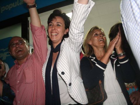 Mª Luisa Ceballos celebra la victoria del PP junto a militantes y simpatizantes en su sede. (Foto: Antonio J. Sobrados)
