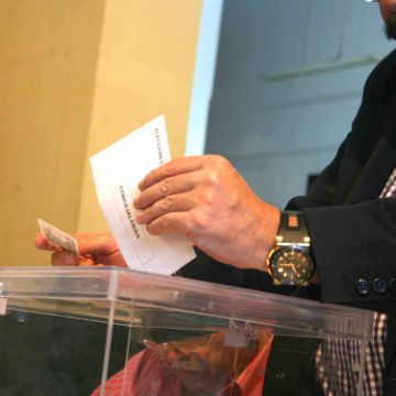 Un ciudadano ejerce su derecho a voto en una de las 33 mesas instaladas en Priego. (Foto: Antonio J. Sobrados)