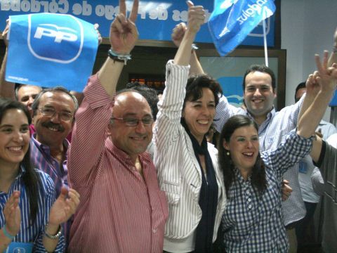 Ceballos junto a miembros de su candidatura tras conocer los resultados del 22-M. (Foto: Antonio J. Sobrados)