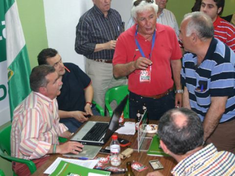 Juan Carlos Pérez junto a Rafael Pulido y varios militantes del PA, la noche electoral en la sede andalucista. (Foto: R. Cobo)