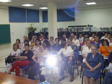 Asistentes al acto, la mayoría mujeres, que llenaron por completo el recinto en el que tuvo lugar la charla. (Foto: R. Cobo)