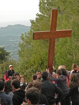 La Cruz peregrina izada por un grupo de jóvenes. (Foto: Cedida)