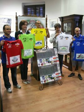Imagen de la presentación de la prueba y los maillots de los distintos premios. (Foto: Antonio J. Sobrados)