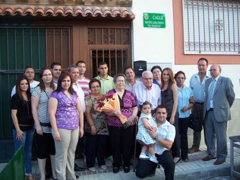 Manuel Lama "El Paleto" arropado por su familia bajo el rótulo de la calle. (Foto: J. Moreno)