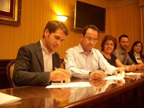 Priego y Ariza rubricando el pacto de gobernabilidad. (Foto: J. Moreno)
