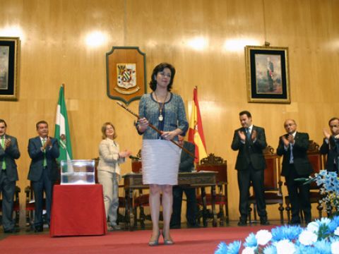 María Luisa Ceballos, nueva aldalcesa de Priego, con el bastón y la medalla que acreditan su nueva condición. (Foto: R. Cobo)