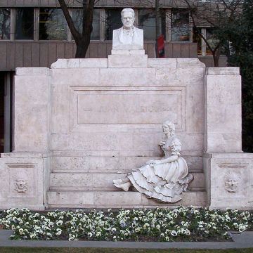 Monumento a  Juan Valera y Pepita Jiménez en el madrileño Paseo de Recoletos del escultor Lorenzo Coullaut Valera. (Foto: Archivo)