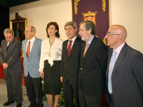Ceballos, en el centro, junto a anteriores presidentes de la Diputación. (Foto: R. Cobo)