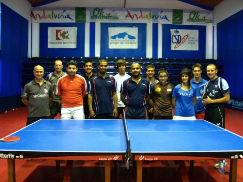 Delegación saudí junto a algunos de los jugadores del CajaSur Priego en el CETD de Priego. (Foto: Club PriegoTM)