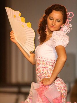Una de las modelos durante el desfile de trajes de flamenca. (Foto: Antonio J. Sobrados)