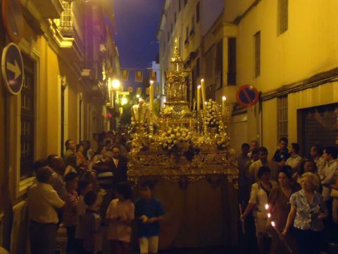 La custodia sacramental a su paso por las calles de Cabra. (Foto: J. Moreno)