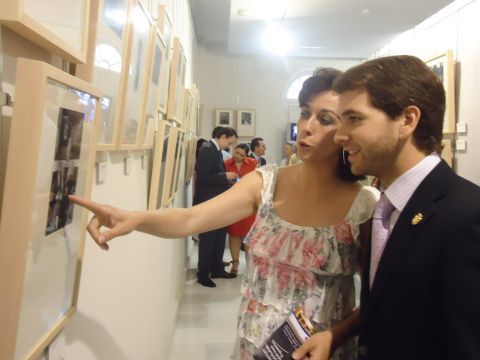 Ceballos y Priego, visitando la exposición. (Foto: J. Moreno)