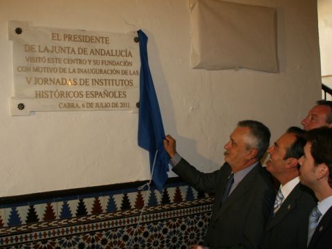 El presidente de la Junta junto a Guzmán y Priego descubriendo una placa conmemorativa. (Foto: Cedida)