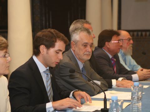 El alcalde de Cabra y Griñán en la mesa inaugural de las jornadas. (Foto: Cedida)