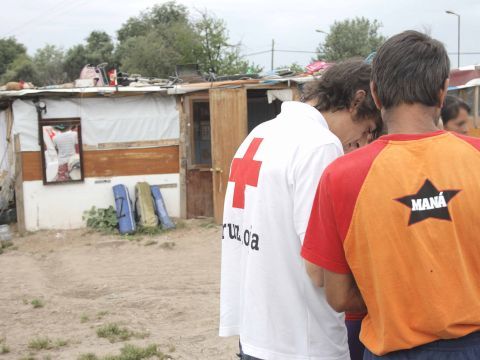 Voluntarios de Cruz Roja atendiendo a inmigrantes. (Foto: Pablo Duarte)