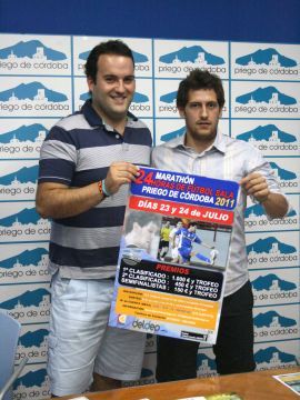 Juan Ramón Valdivia y Rafa López presentando el cartel del maratón de fútbol sala. (Foto: Antonio J. Sobrados)