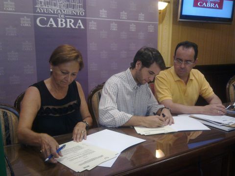 Firma del convenio entre la RTVA y el Ayuntamiento. (Foto: J. Moreno)