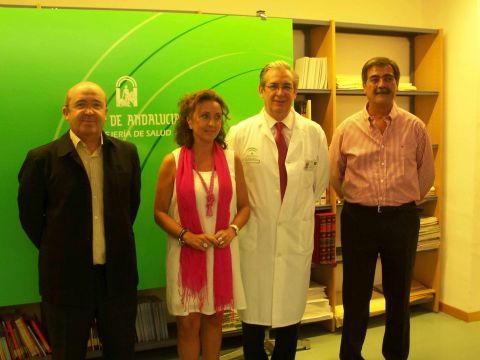La delegada provincial de Salud junto a responsables sanitarios. (Foto: J. Moreno)