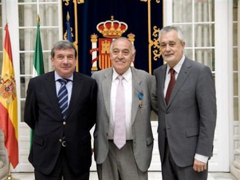 El exciclista entre el delegado del Gobierno en Andalucía y el presidente de la Junta. (Foto: Cedida)
