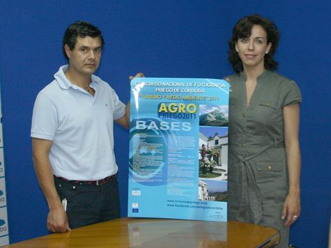 María Luisa Ceballos y Luis Miguel Carrillo con el cartel anunciador del concurso. (Foto: R. Cobo)