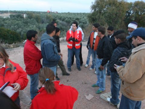 Voluntarios de Cruz Roja en un asentamiento de inmigrantes. (Foto: Cedida)