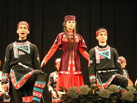 Los integrantes del ballet estatal coreográfico Kaz Berk de Georgia lucieron un vistoso y colorista vestuario. (Voto: R. Cobo)
