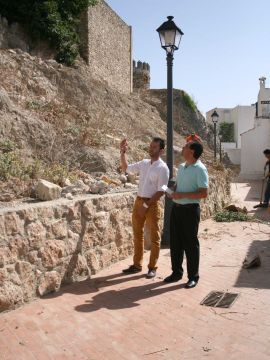 José Luis Osuna y Javier Ariza durante la visita a la muralla. (Foto: Antonio J. Sobrados)