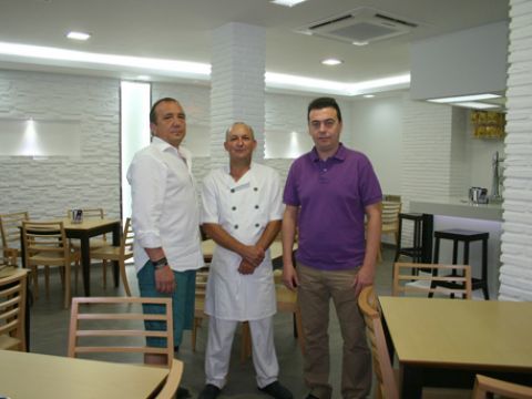 Paco Tamajón y Manuel Varo junto al jefe de cocina del establecimiento, en el centro. (Foto: R. Cobo)