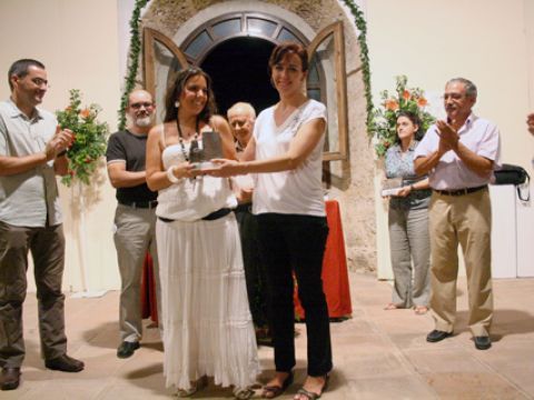 María Luisa Ceballos entrega a Marta Serrano el premio del concurso de dibujo. (Foto: Cedida)