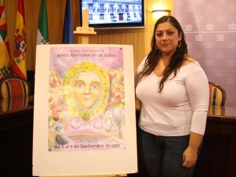Mª José Villatoro junto al cartel de las fiestas de septiembre. (Foto: Antonio J. Sobrados)
