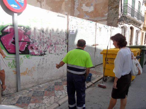 Ceballos contempla las acciones de limpieza llevadas a cabo en la calle Río. (Foto: Cedida)
